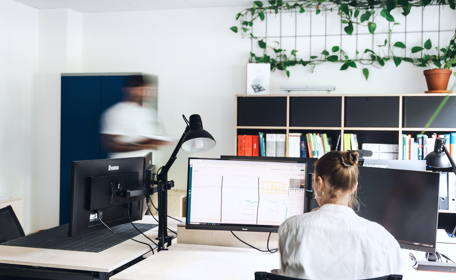Frau arbeitet im Büro am Computer
