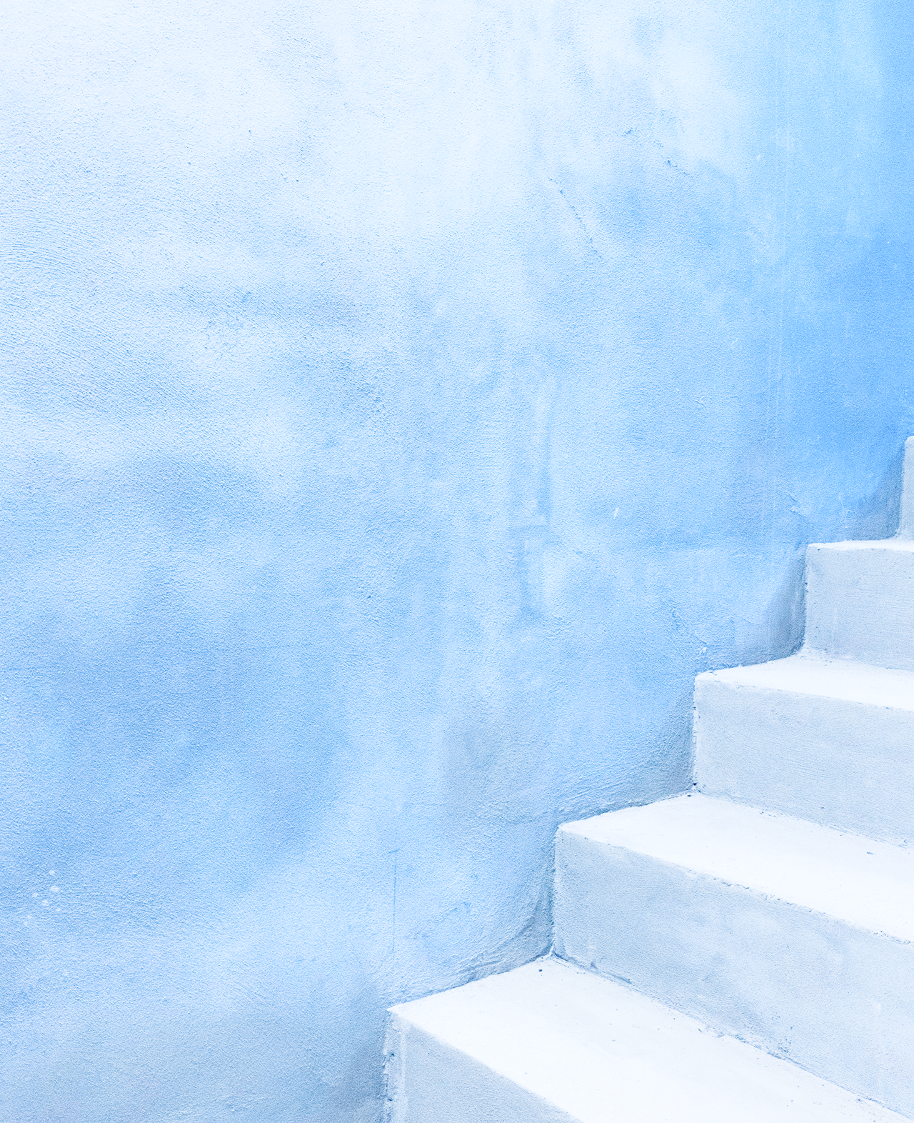 Treppe vor bläulicher Wand