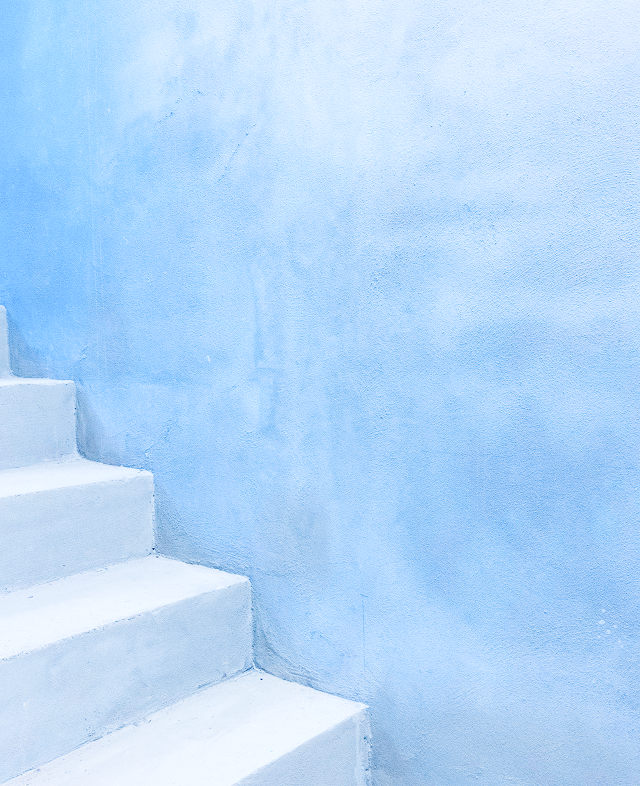 Treppe vor blauer Wand