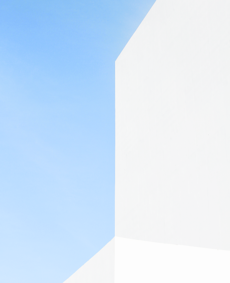 Geometrische weiße Form mit blauem Hintergrund
